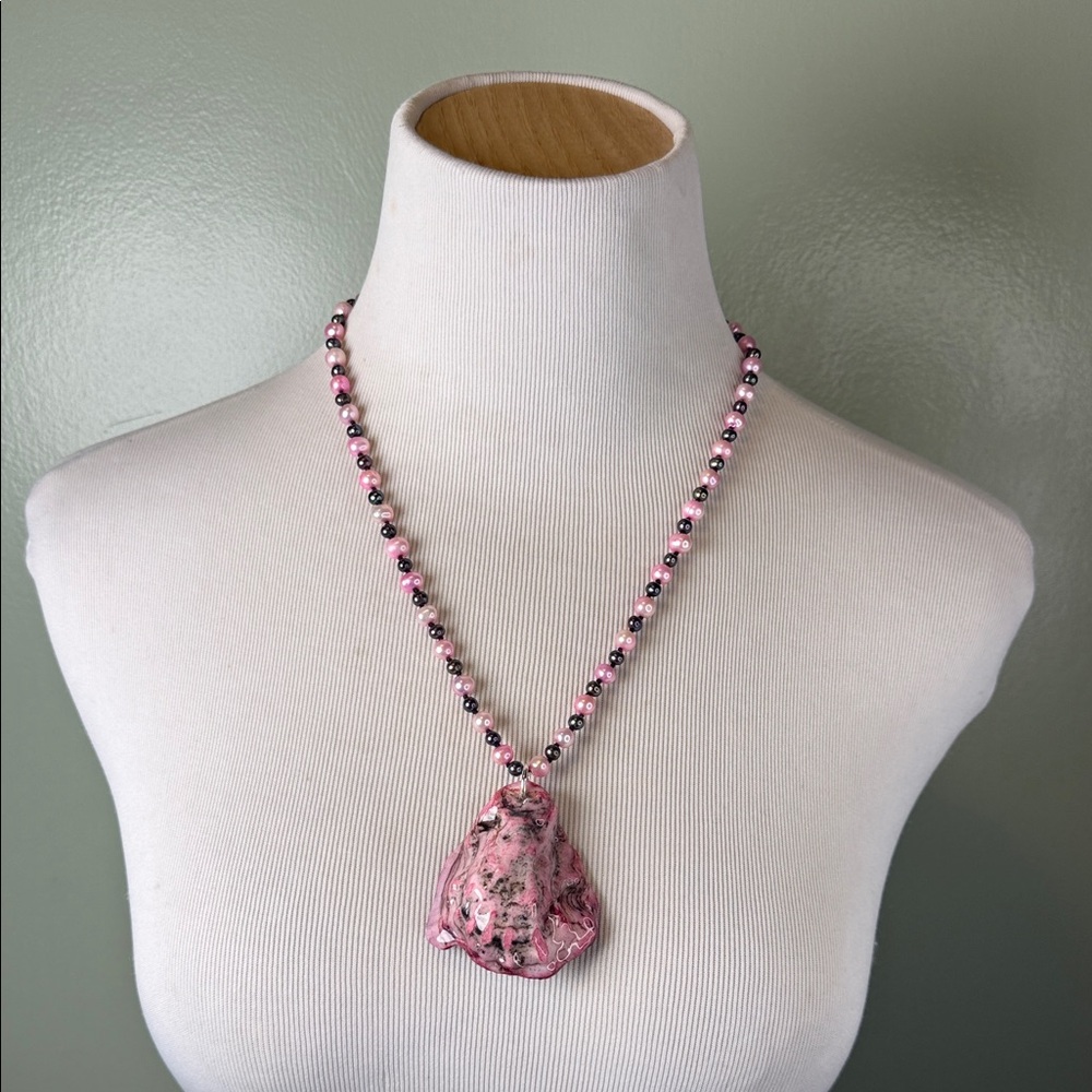 Pink & black pearl necklace with dyed shell pendant